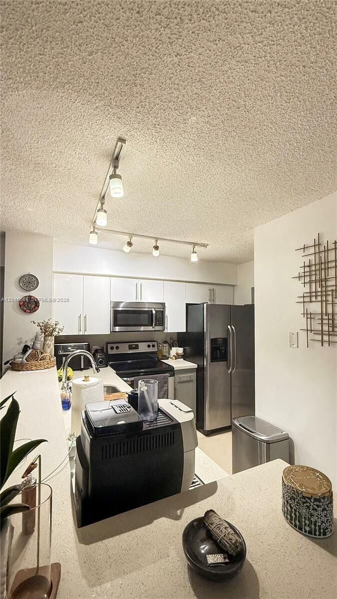 Property Photo:  530 S Park Rd 12-11  FL 33021 