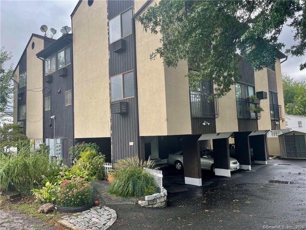Property Photo:  235 Cove Road 1  CT 06902 