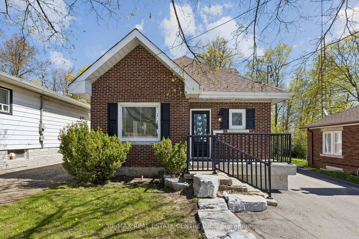 Property Photo: 194 Silvercreek Parkway S ON N1H 3S7