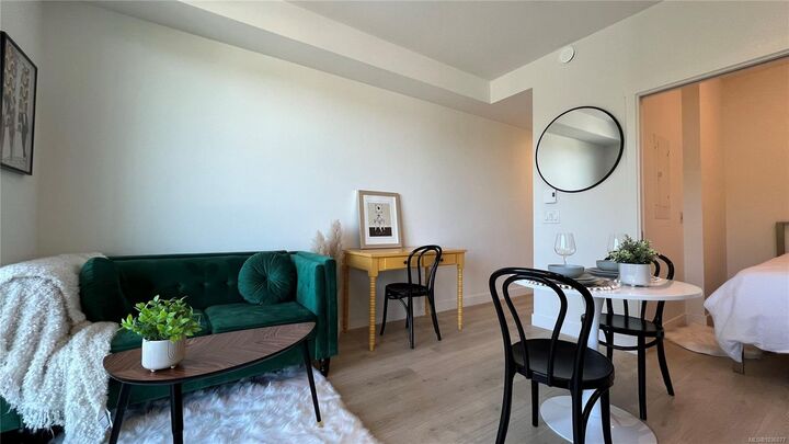 Property Photo:  1301 Hillside Ave 404  BC V8T 2B3 