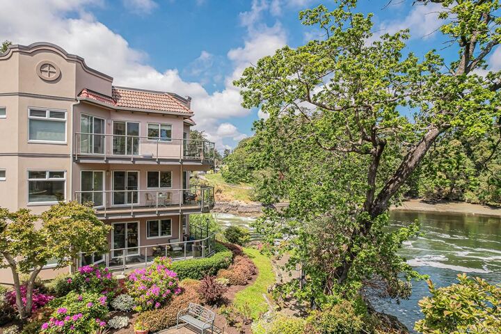 Property Photo:  1085 Tillicum Rd 104  BC V9A 7M3 