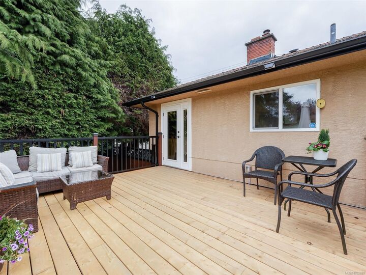 Property Photo:  530 Dumeresq St  BC V8Z 1X2 