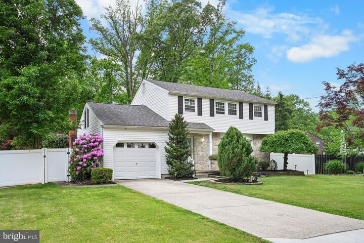 Property Photo:  4 River Birch Road  NJ 08012 