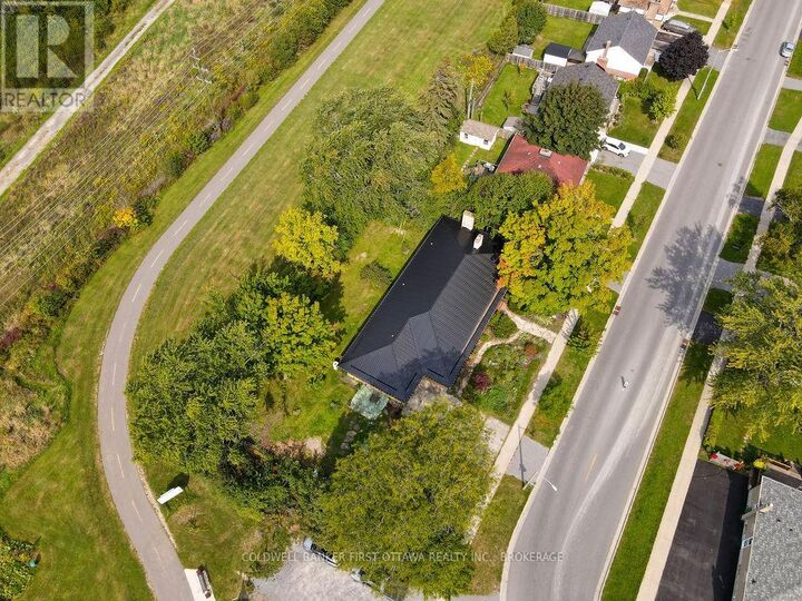 Property Photo:  10 Brant Avenue  ON K7K 4V1 