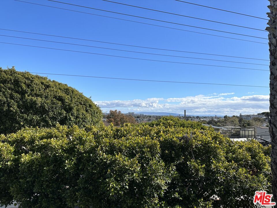 Property Photo:  623 Ashland Ave  CA 90405 