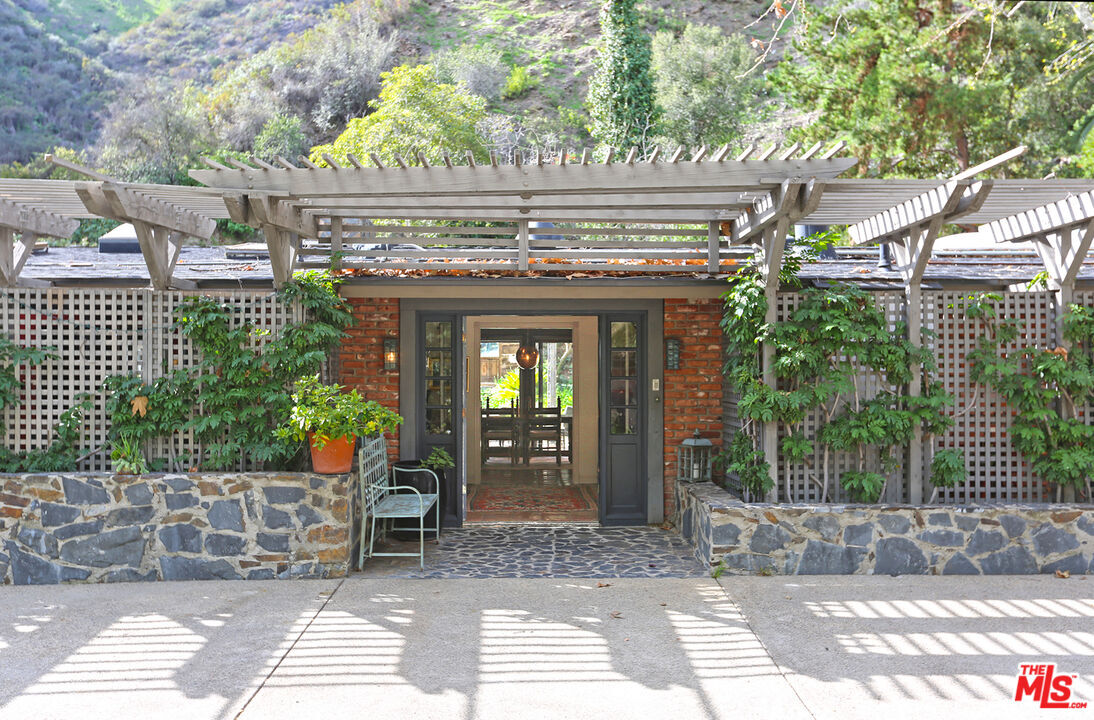 Property Photo:  2673 Mandeville Canyon Rd  CA 90049 