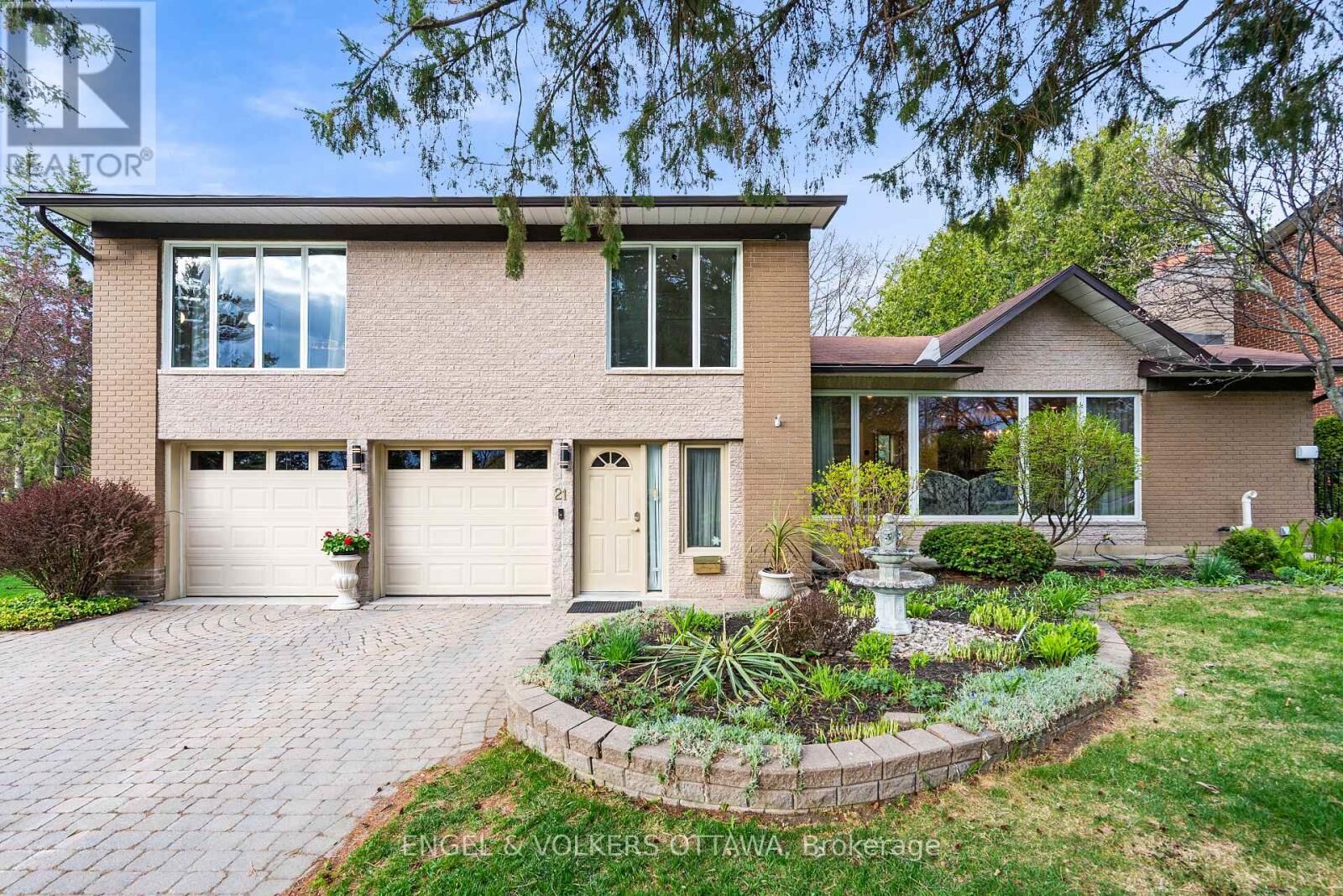 Property Photo:  21 Tiffany Crescent  ON K2K 1W3 