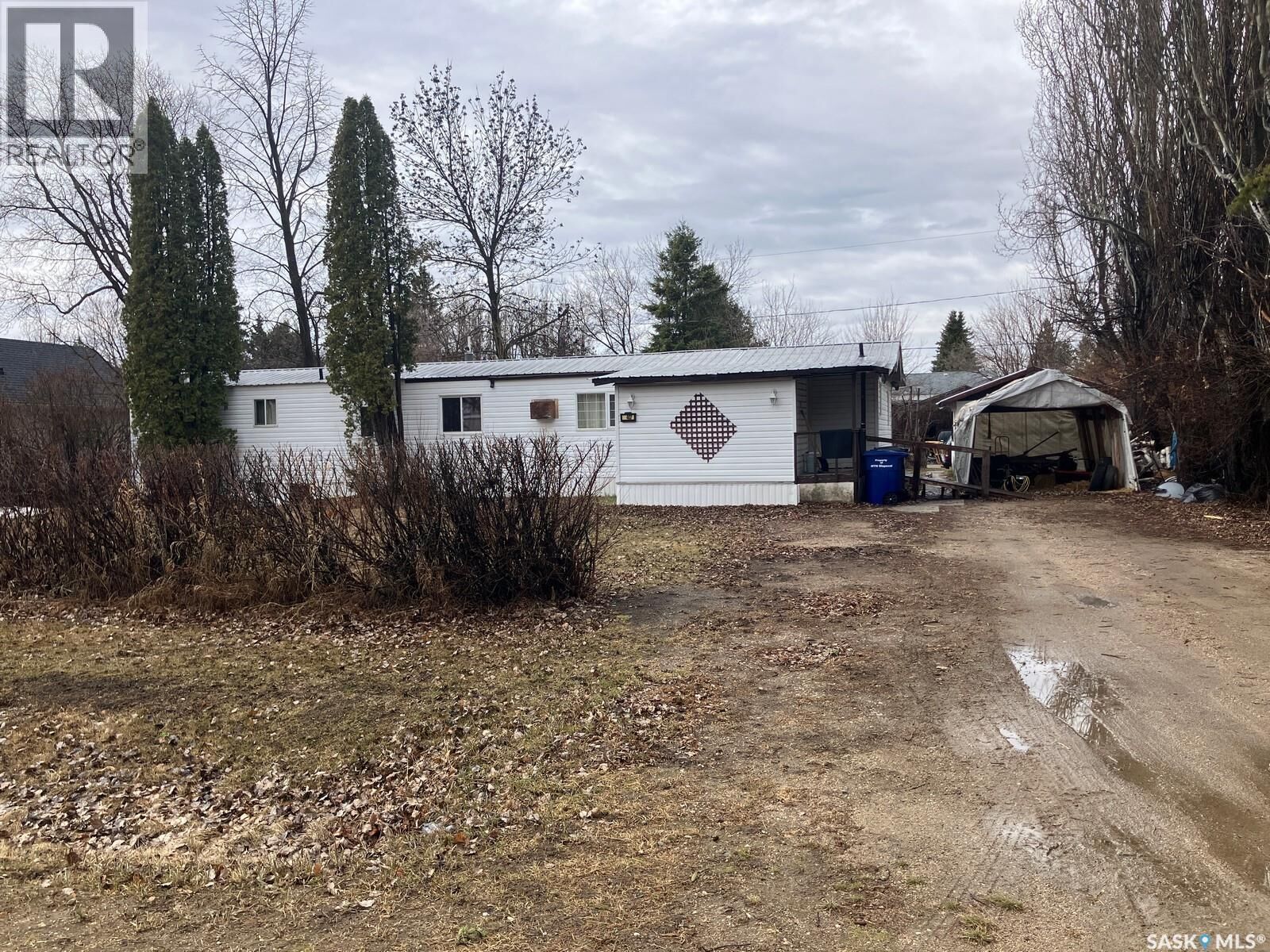 Property Photo:  407 Railway Avenue  SK S0J 3B0 