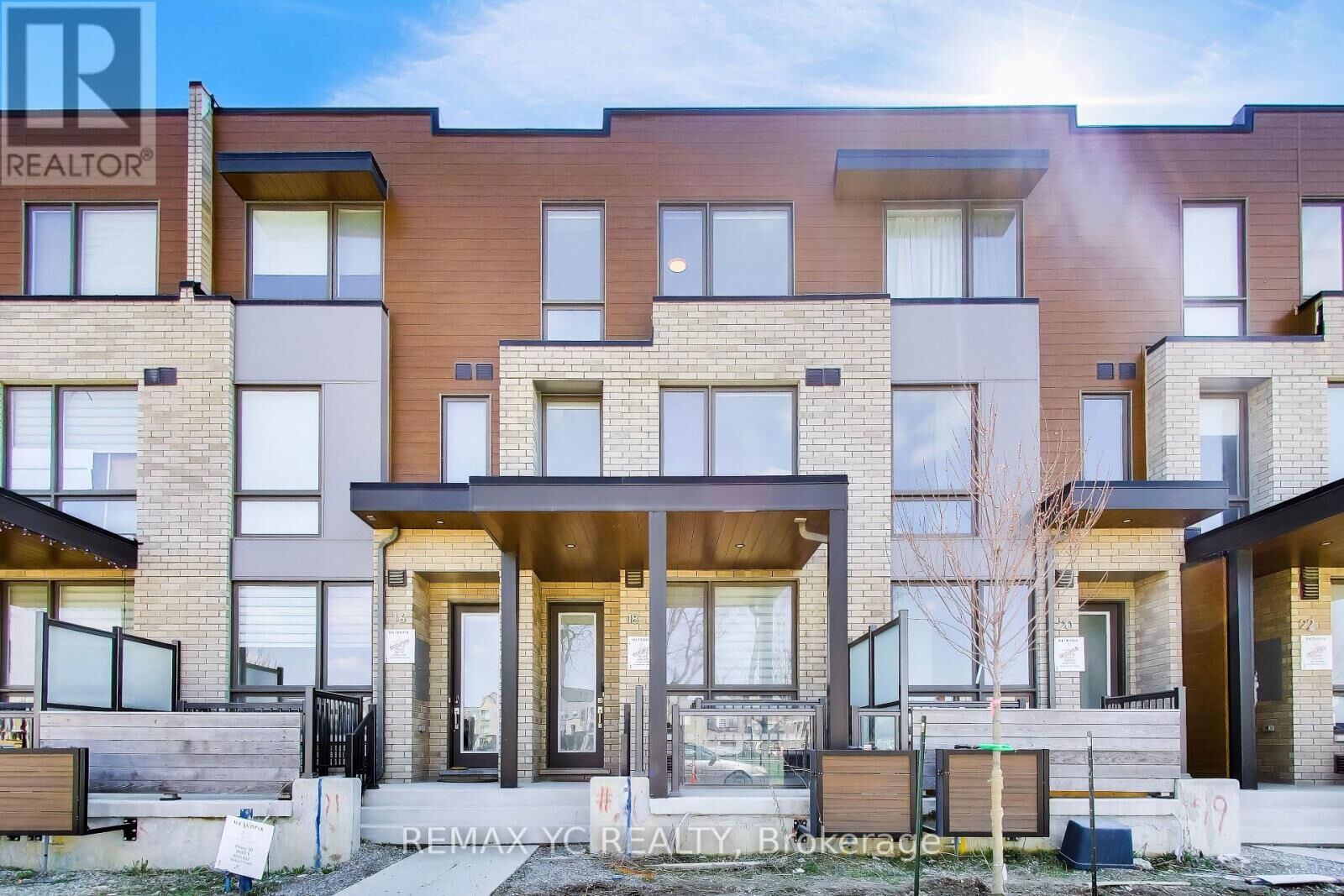 Property Photo:  18 Deep Roots Terrace  ON M6A 0G1 