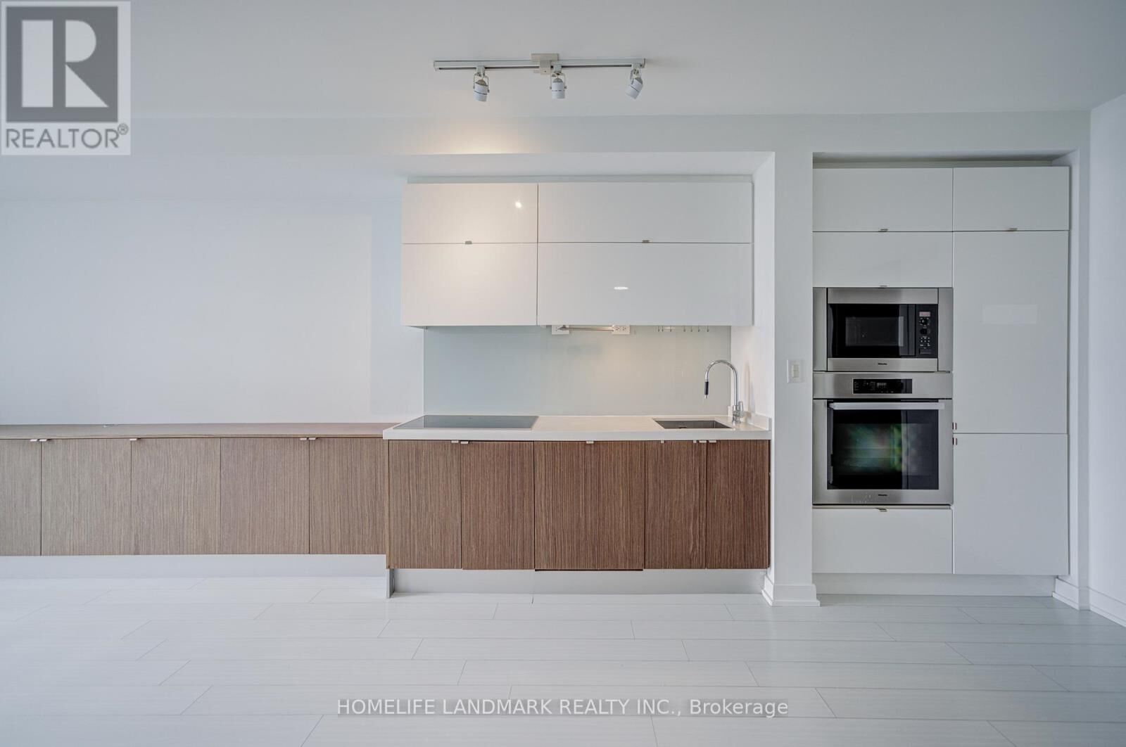 Property Photo:  21 Iceboat Terrace 4911  ON M5V 4A9 
