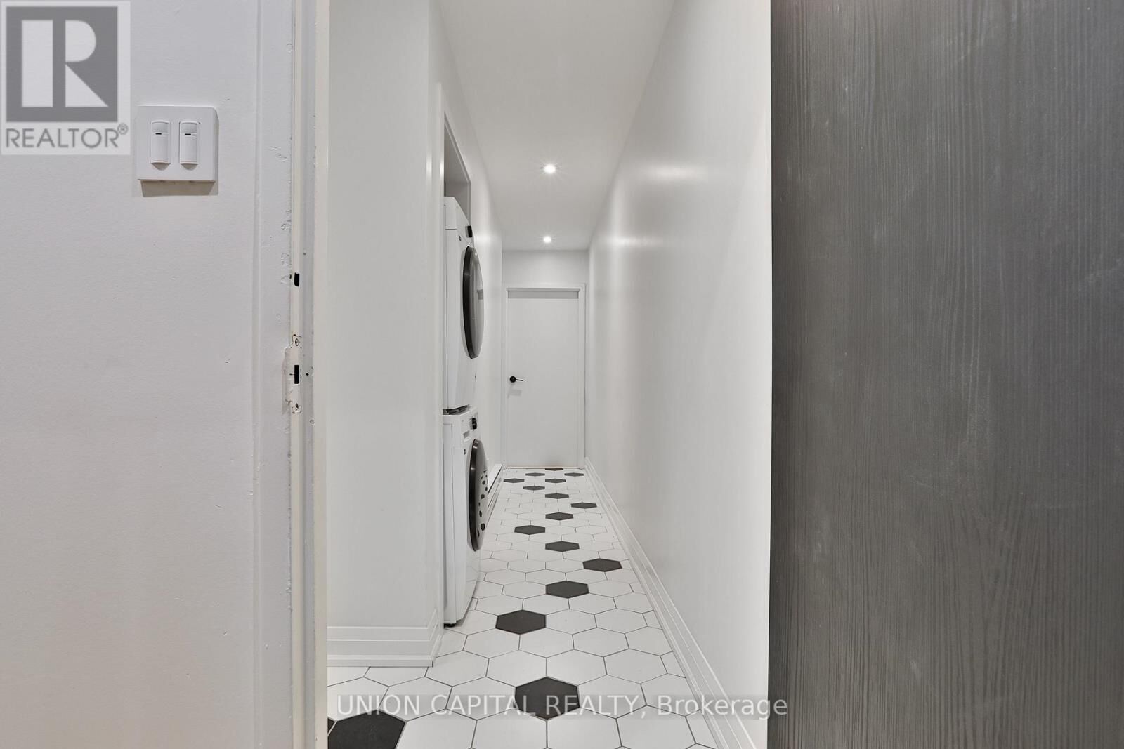 Property Photo:  612 Gerrard Street East 1  ON M4M 1Y3 