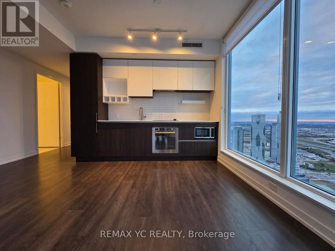 Property Photo:  5 Buttermill Avenue 5810  ON L4K 0J5 