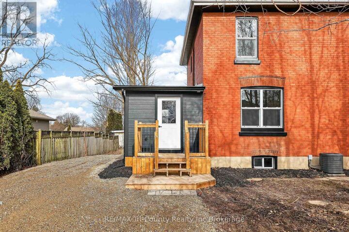 Property Photo:  394 Wellington Street  ON N5C 1T6 