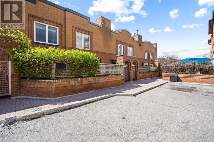 Property Photo:  122 Glen Manor Drive 1  ON M4E 2X6 