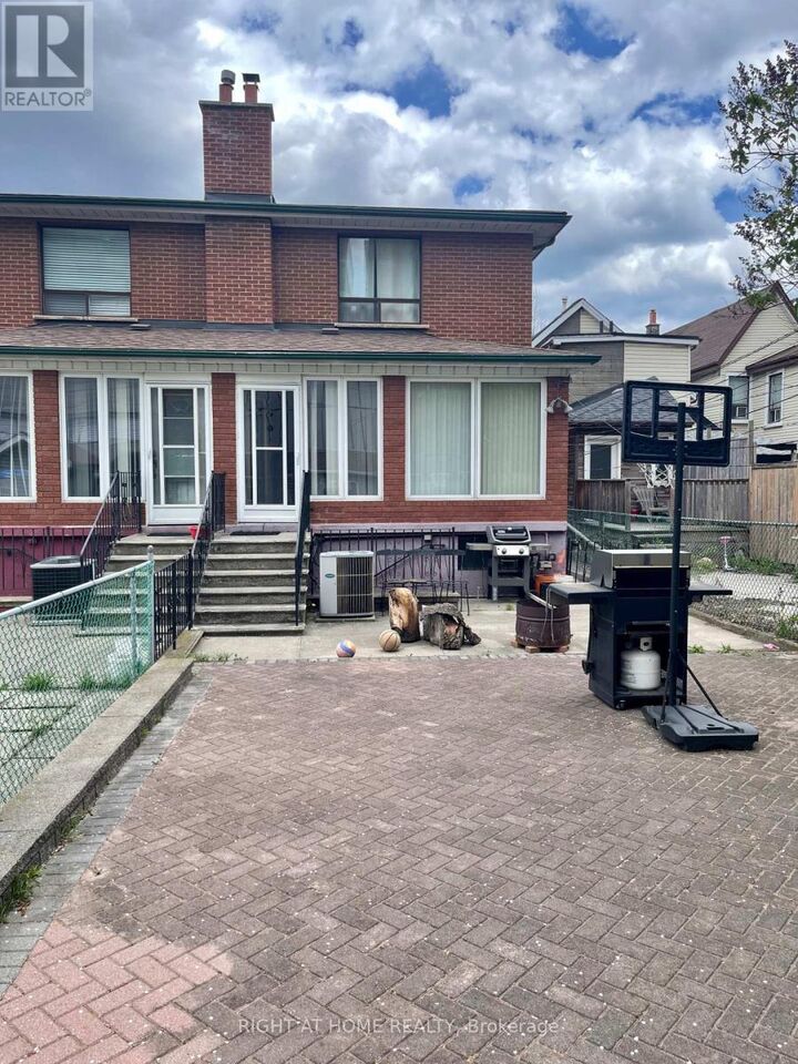 Property Photo:  40 Bellevue Avenue  ON M5T 2N4 