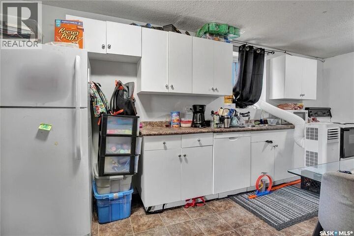 Property Photo:  327 S Avenue S  SK S7M 3A1 