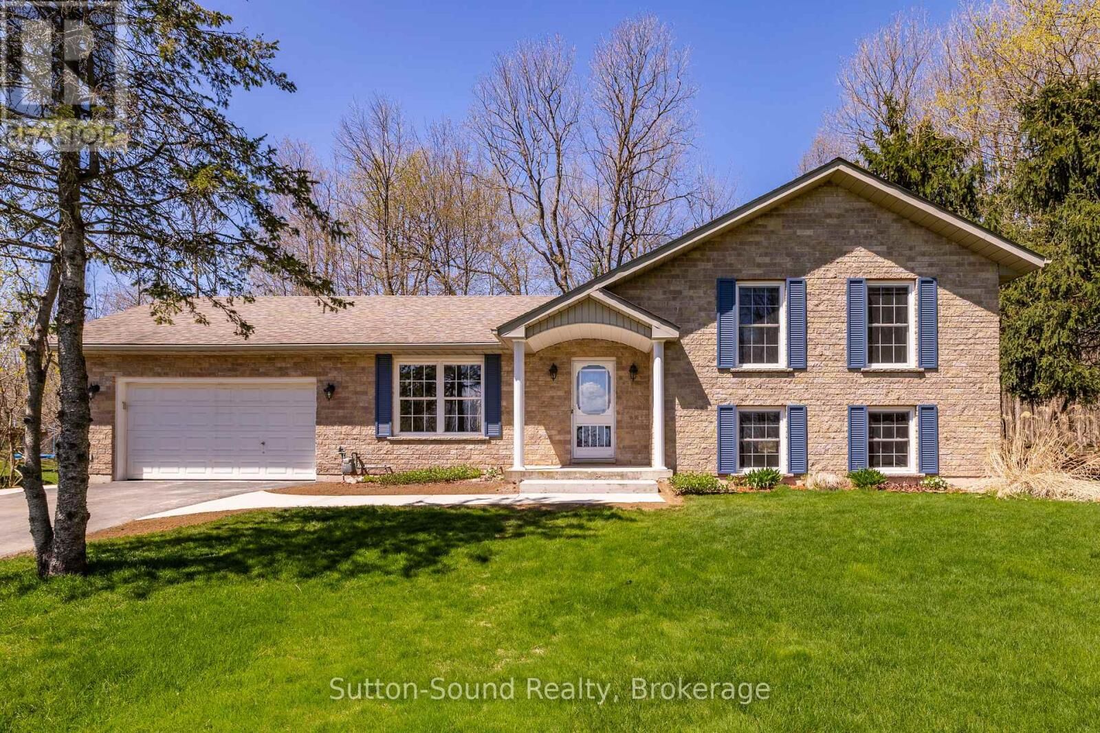 Property Photo:  126 Alexandria Street  ON N4K 0G2 