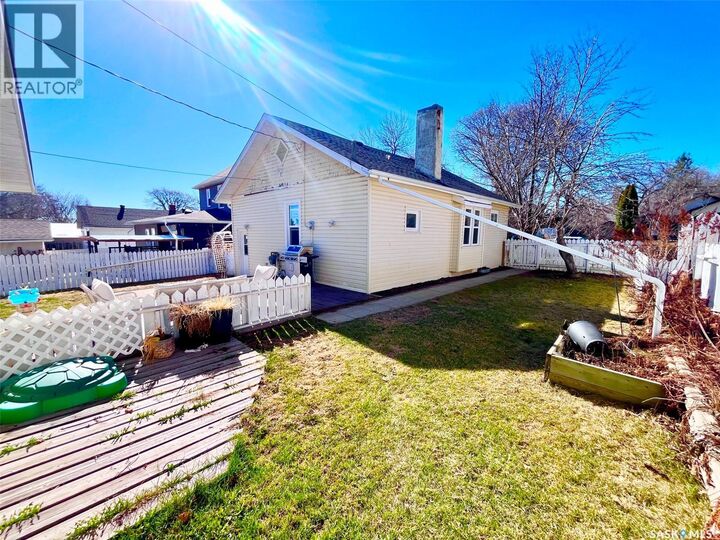 Property Photo:  148 21st Street E  SK S6V 1M1 