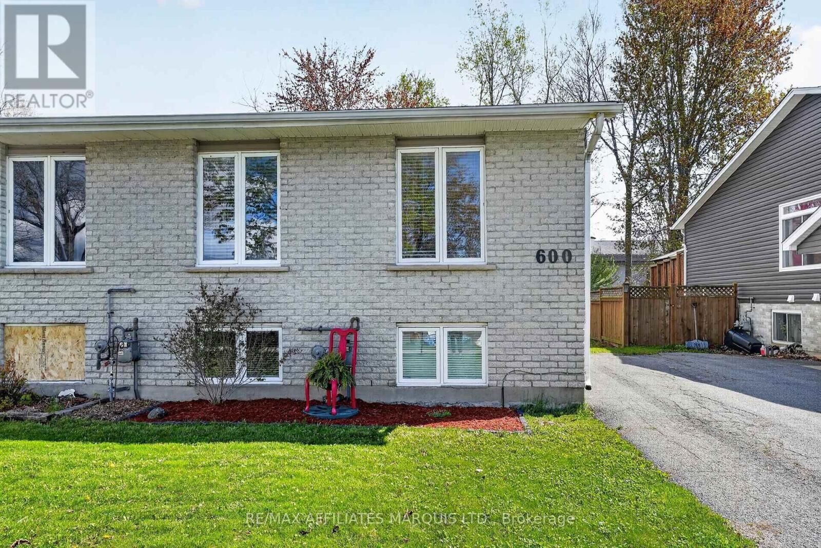 Property Photo: 600 Jase Street ON K6H 7E9