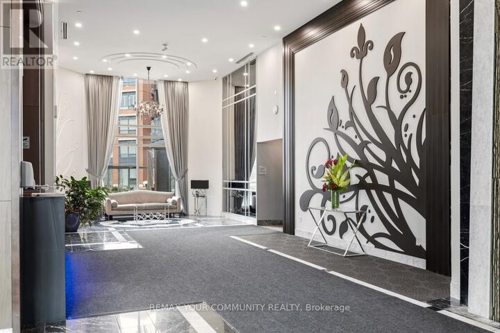 Property Photo:  7608 Yonge Street 518  ON L4J 1V9 