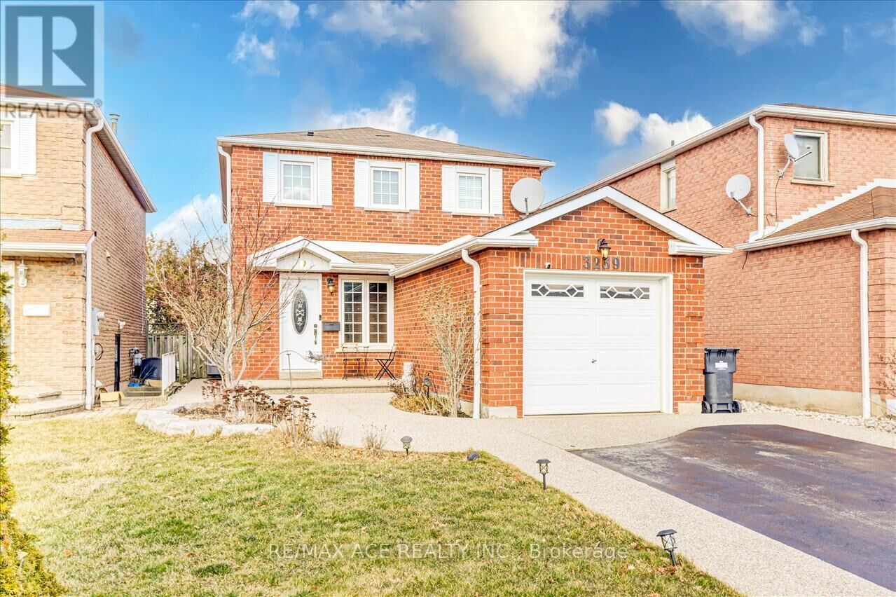 Property Photo:  3239 Valcourt Crescent  ON L5L 5G9 