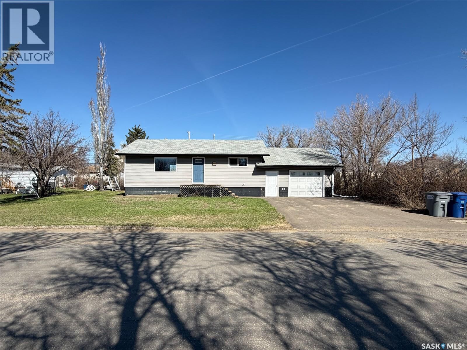 Property Photo:  211 2nd Street S  SK S0N 0J0 