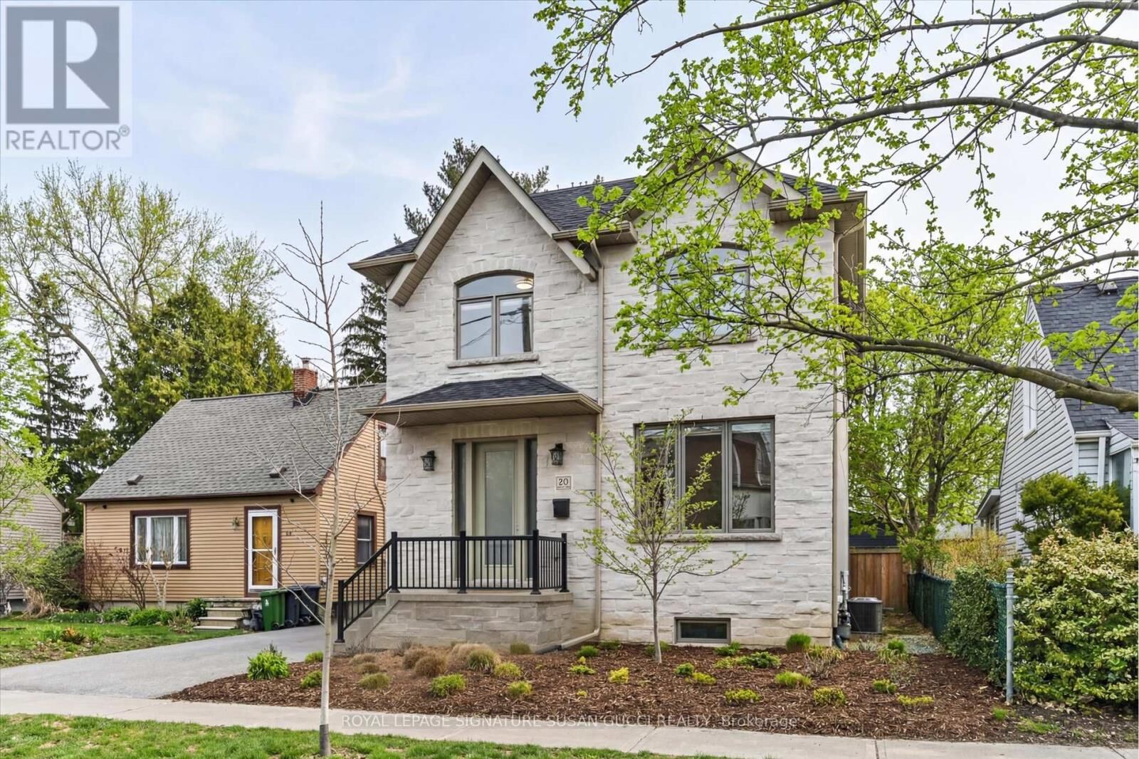 Property Photo:  20 Warvet Crescent  ON M4B 1P3 