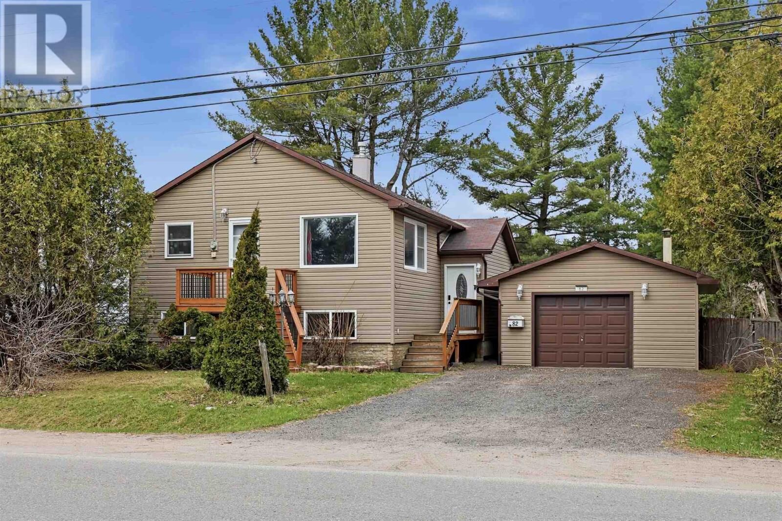 Property Photo:  82 Frontenac St  ON P6B 2A3 