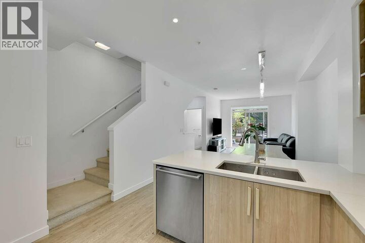 Property Photo:  7039 Macpherson Avenue 6  BC V5J 4N4 