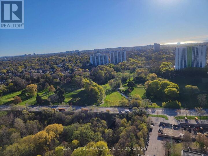 Photo de la propriété: 5 Massey Square #215 ON M4C 5L6