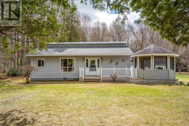 Photo de la propriété:  98 Whispering Pines Rd  ON P0S 1E0 