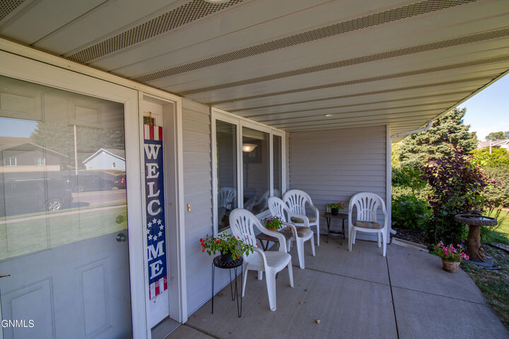 Property Photo:  1096 Turnpike Avenue E  ND 58501 