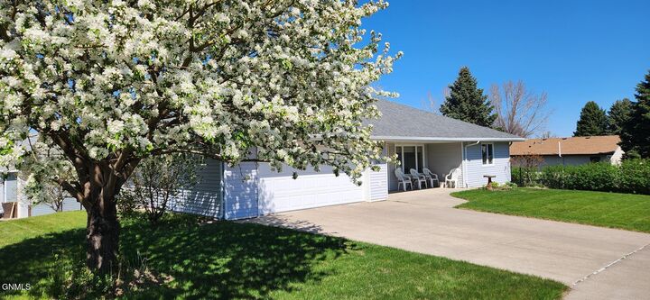 Property Photo:  1096 Turnpike Avenue E  ND 58501 