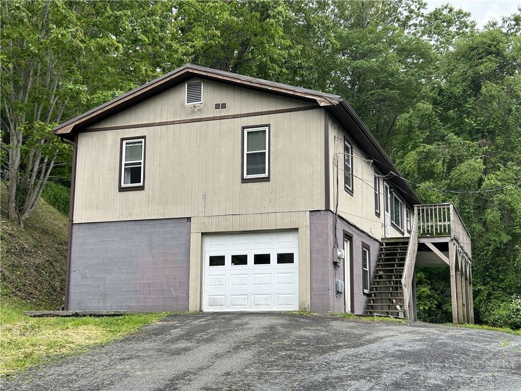 Property Photo:  173 Old Turnpike NW Road  NC 28604 