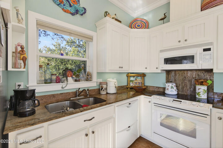 Property Photo:  470 W Beach Boulevard  MS 39560 