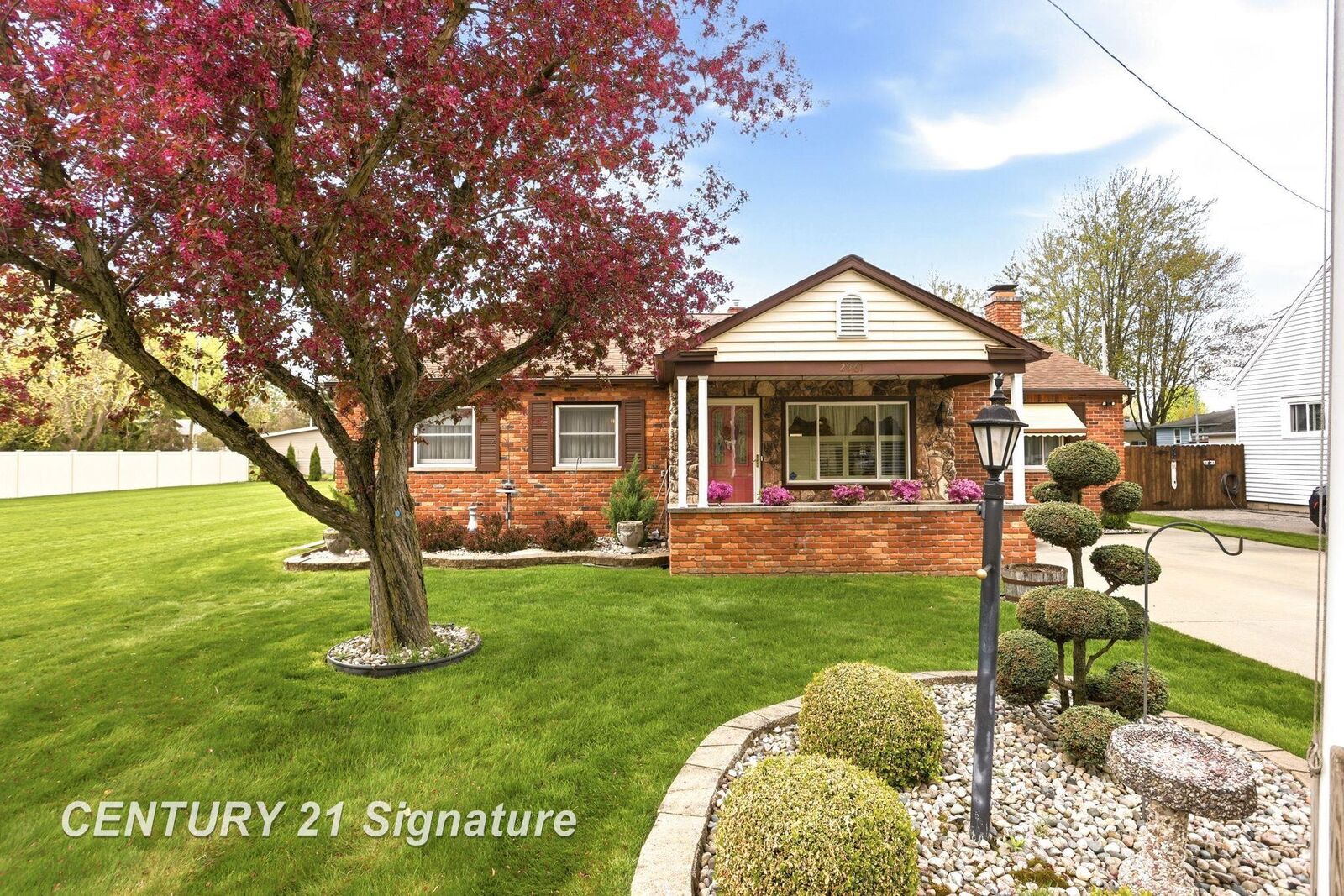 Property Photo:  2961 Johns Drive  MI 48603 