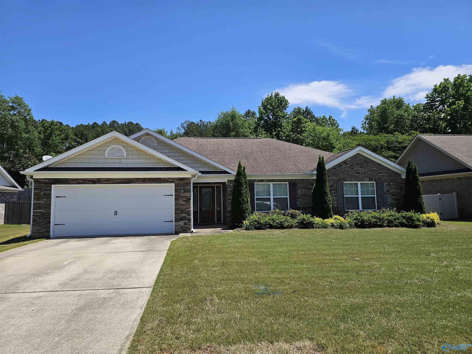 Property Photo:  400 Dominion Drive SE  AL 35640 
