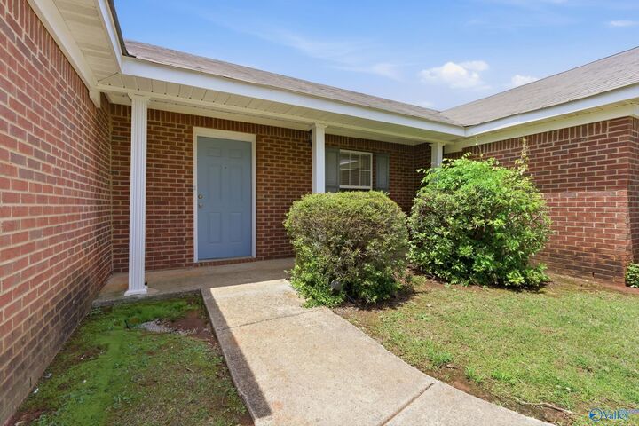 Property Photo:  114 Beaconsfield Drive  AL 35759 