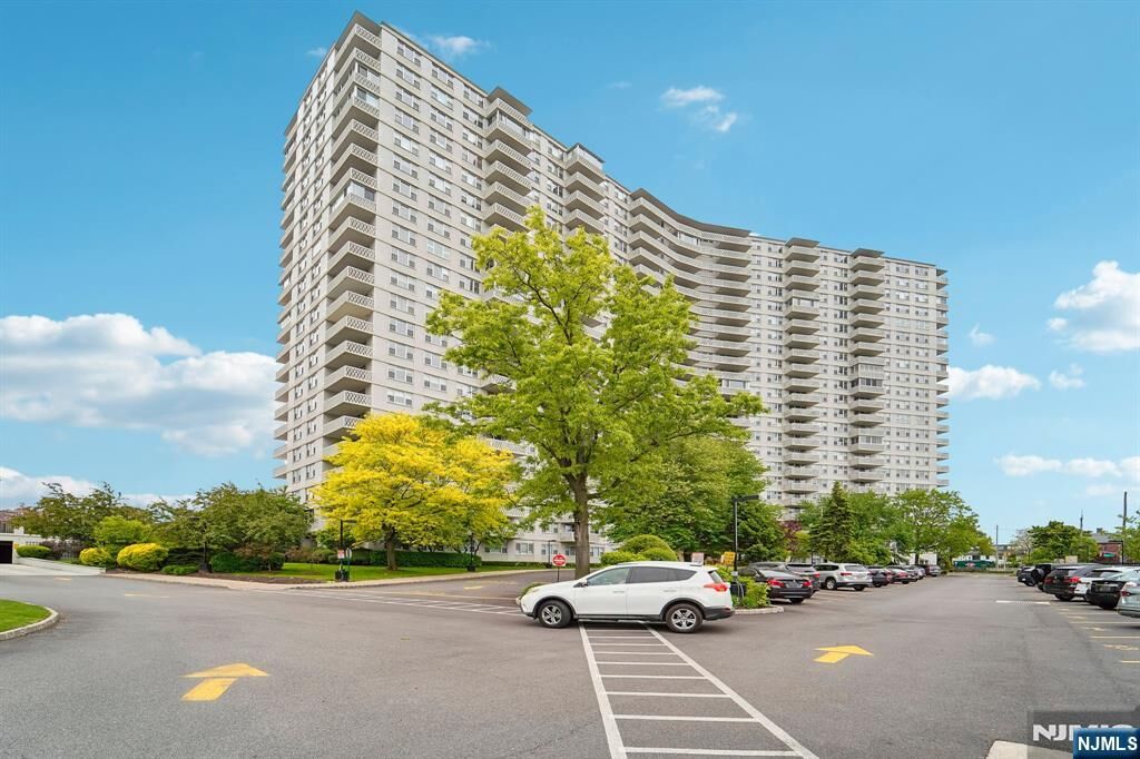 Property Photo:  2000 Linwood Avenue 4P  NJ 07024 