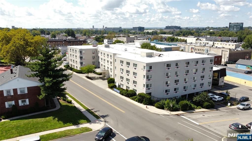 Property Photo:  333 Grand Avenue 2R  NJ 07650 