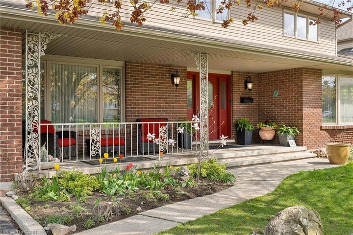 Photo de la propriété:  142 Carson Drive  ON N2B 2Z2 