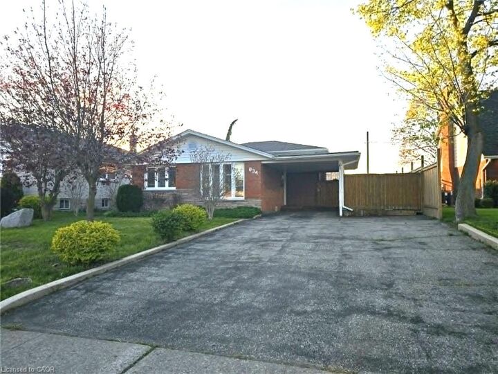 Property Photo:  834 Westminster Drive S Main  ON N3H 1V2 