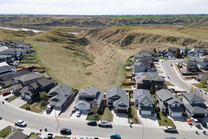 Property Photo:  914 Maydell Palmer Vista N  AB T1H 7B7 