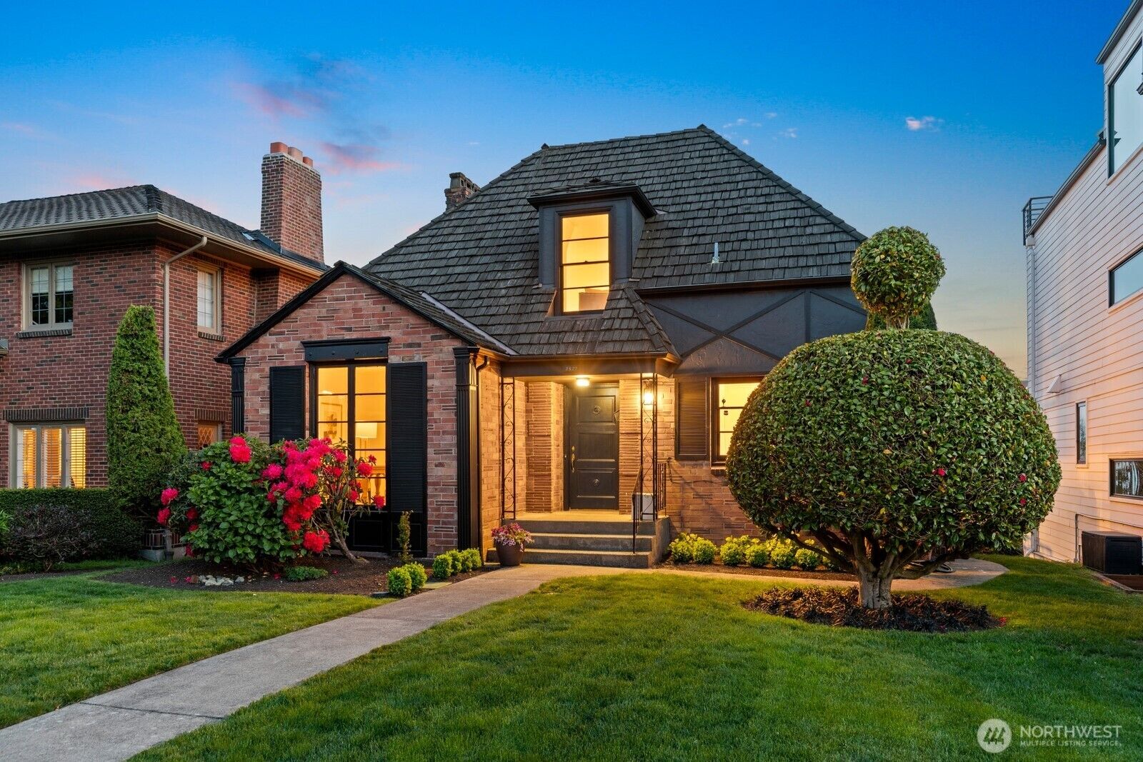 Property Photo:  2527  Westmont Way W  WA 98199 