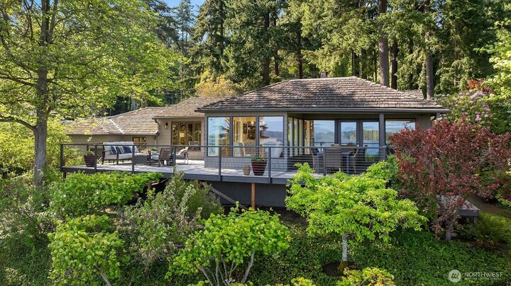 Property Photo:  8625 NE Juanita Drive  WA 98034 
