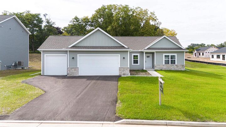 Property Photo:  503 Ridge Court  WI 53576 