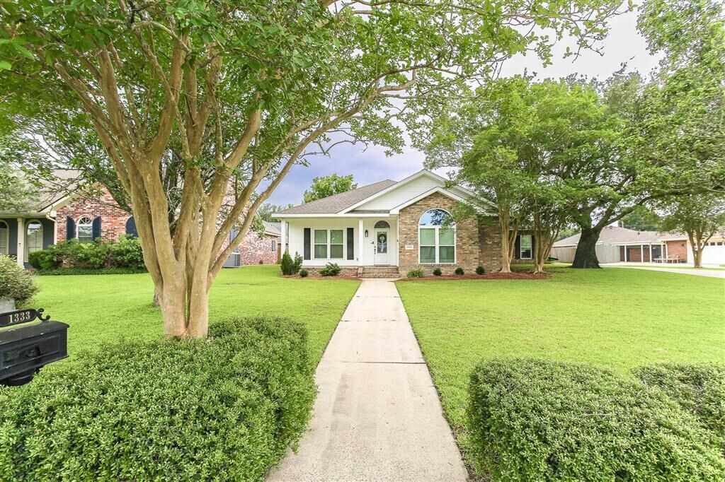 Property Photo:  1333 Cambridge Court  LA 70605 