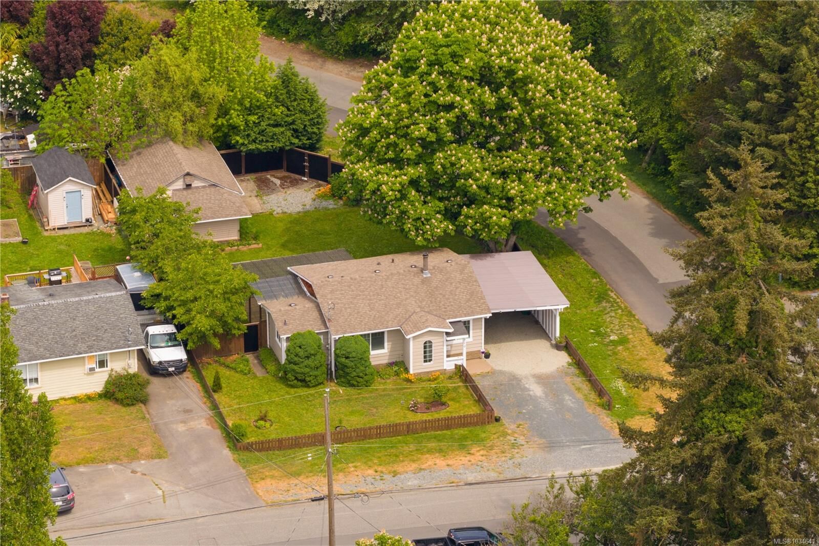 Property Photo:  710 Oakley St  BC V9S 1Z8 