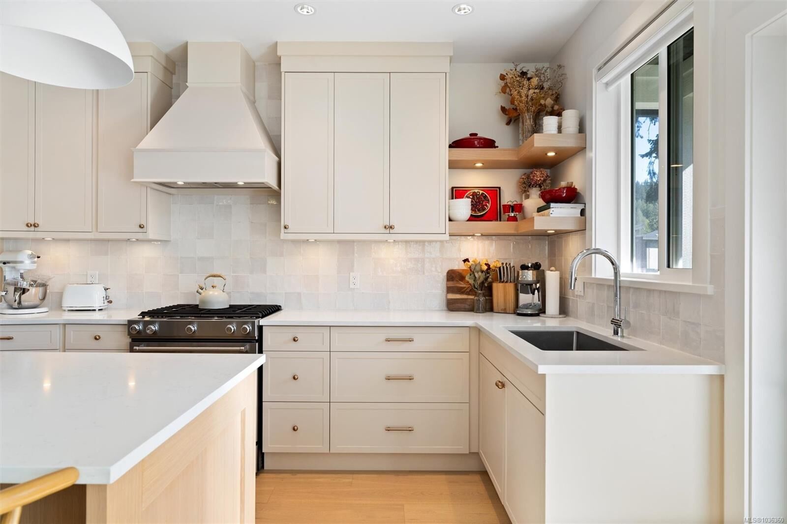 Property Photo:  973 Isabell Ave  BC V9C 2N2 