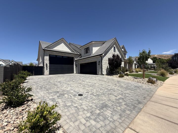 Property Photo:  831 E Queensridge Dr  UT 84780 
